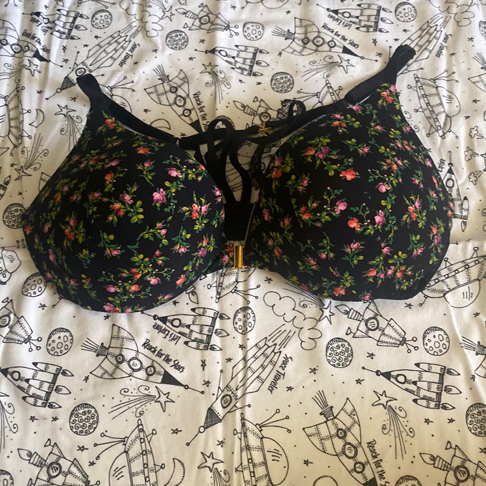 DISCONTINUED!! Victoria Secret Front Clasp Rose Push Up Bra